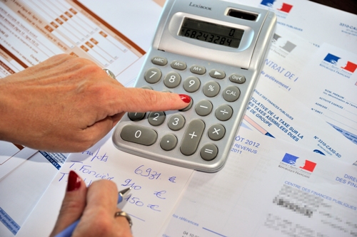 A person fills out a tax declaration for the 2012 income tax on September 10, 2012 in Lille, northern France. AFP PHOTO PHILIPPE HUGUEN        (Photo credit should read PHILIPPE HUGUEN/AFP/GettyImages)